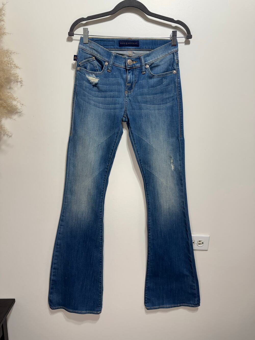 ROCK & REPUBLIC Flare Leg Low Rise Distressed Jeans Size 2 Medium Wash Blue
